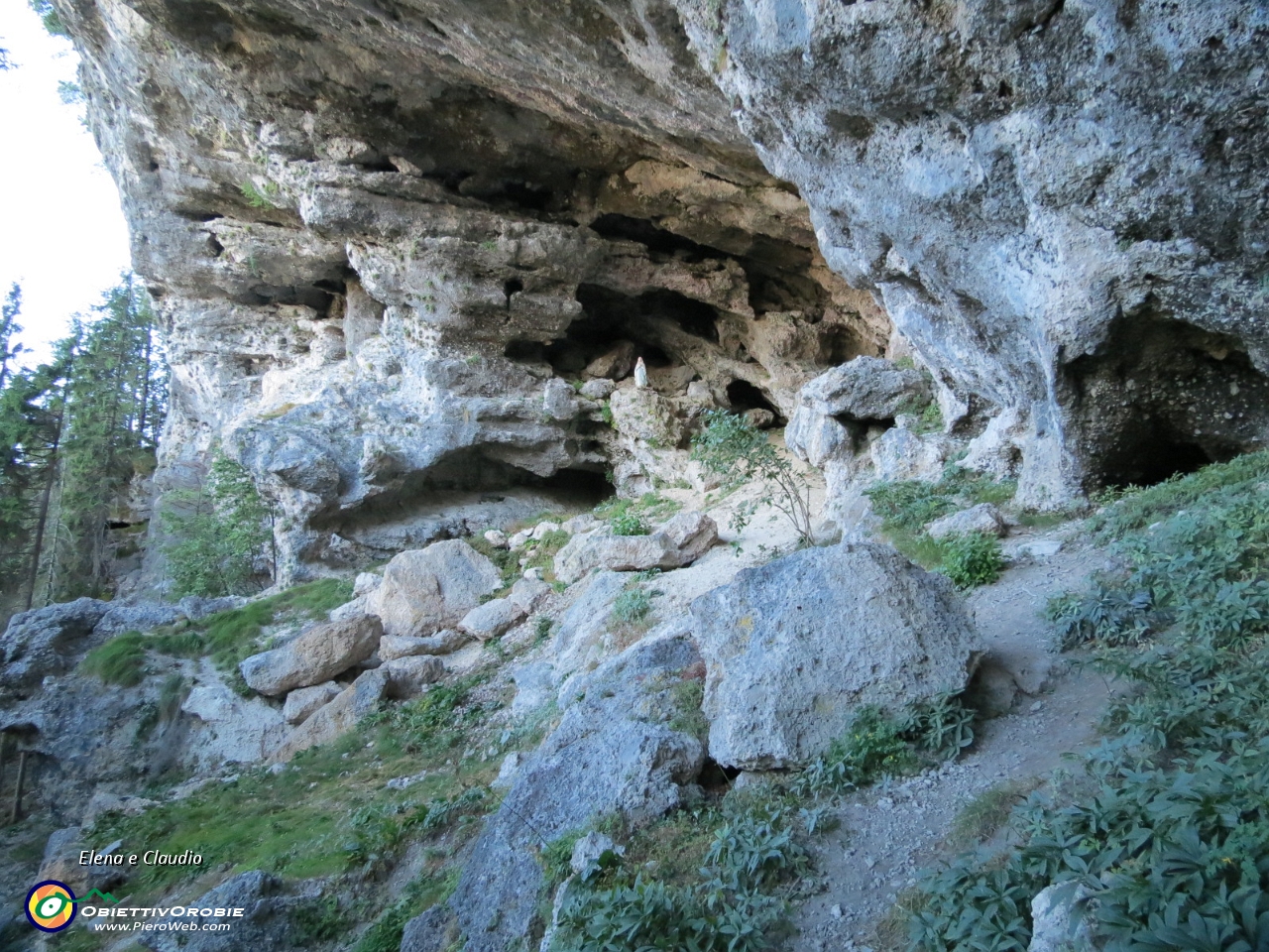 02 Incontriamo una grande grotta....JPG